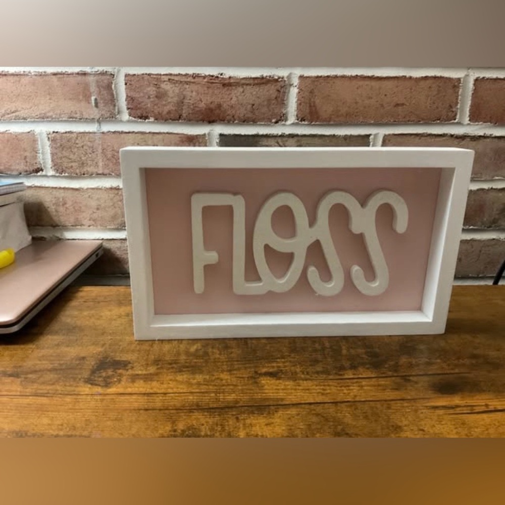 “9.2 X 5.83 Desk or Shelf Decor Picture with the word “Floss” NWT